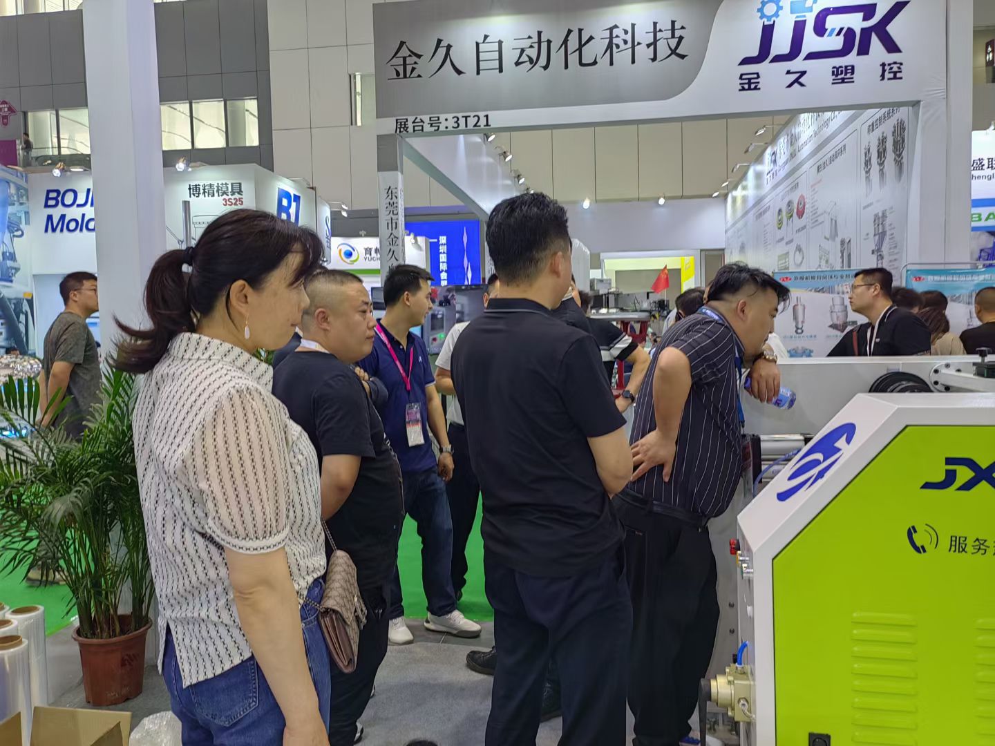 Fully automatic stretch film rewinding and slitting machine