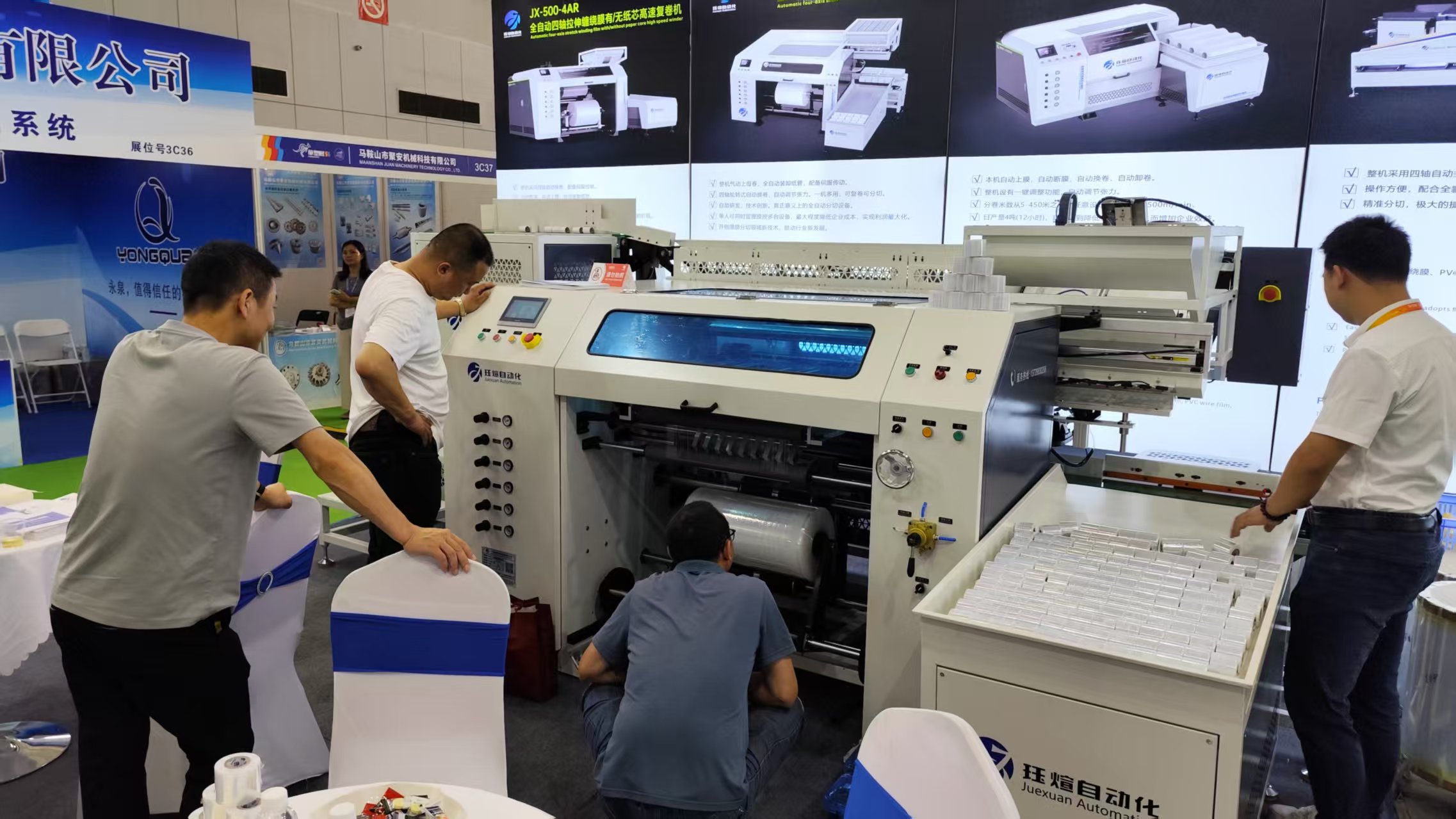 Automatic stretch film coreless rewinding machine