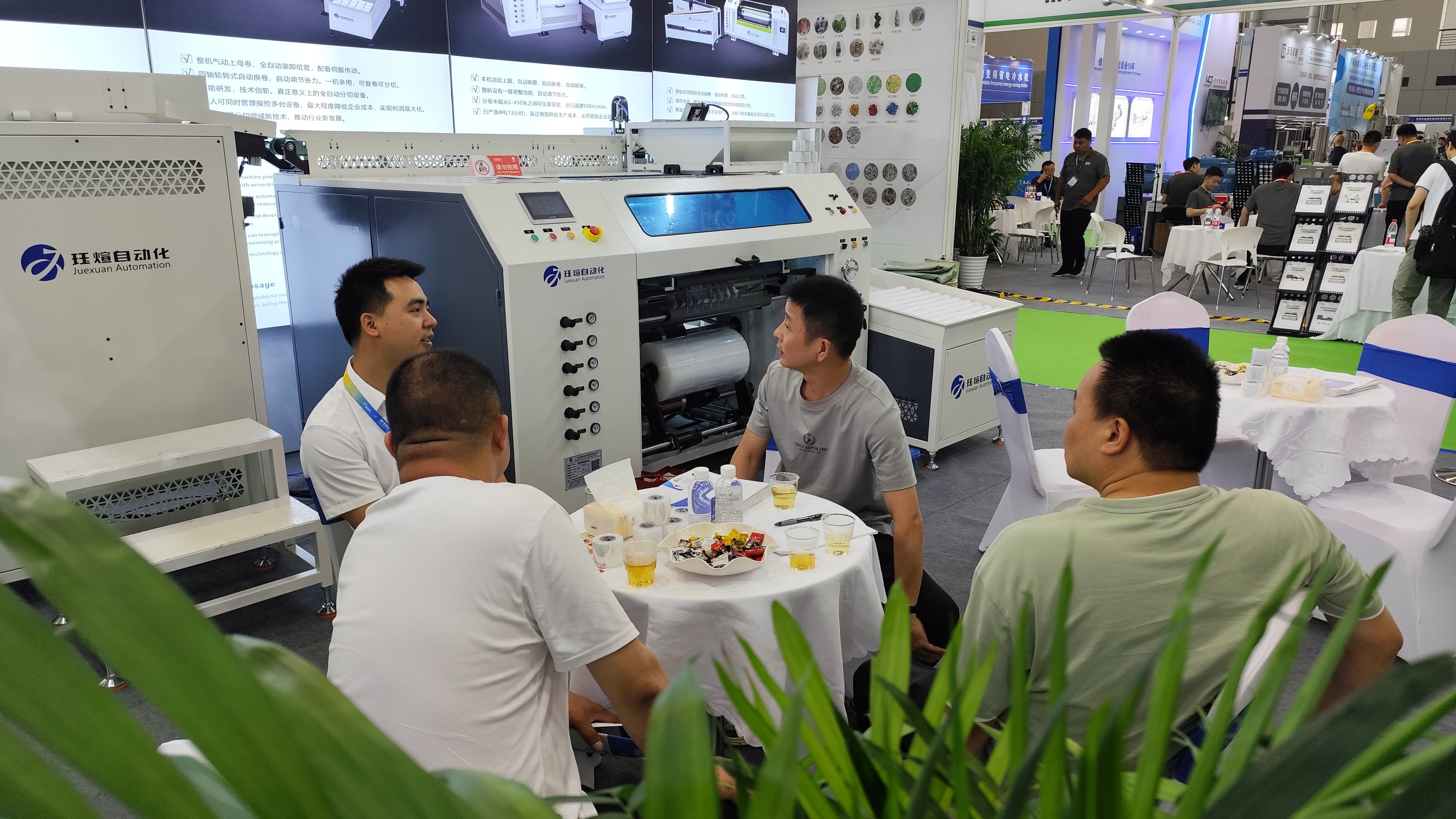 Stretch film slitting machine