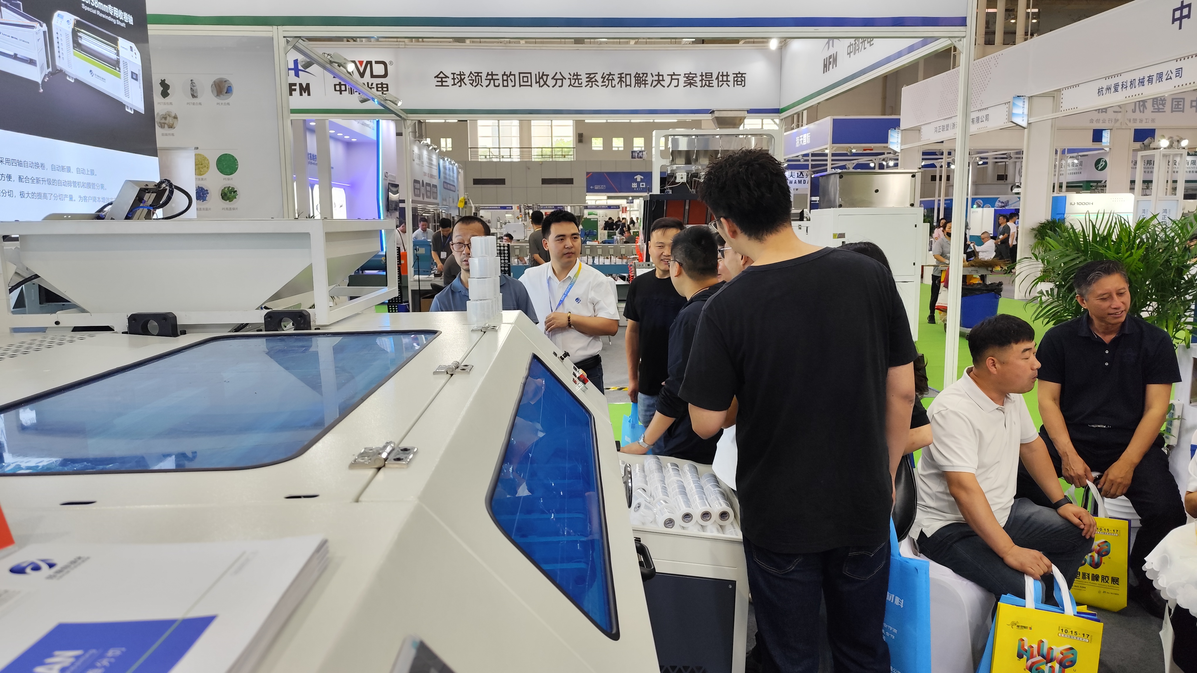 Fully automatic coreless rewinding machine