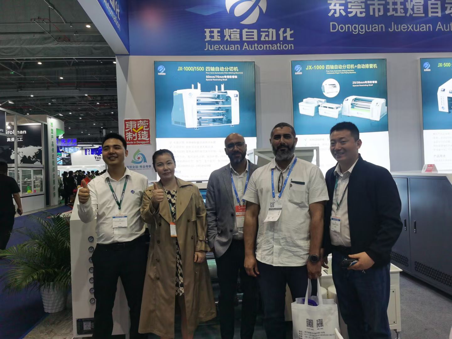 Stretch film coreless rewinder