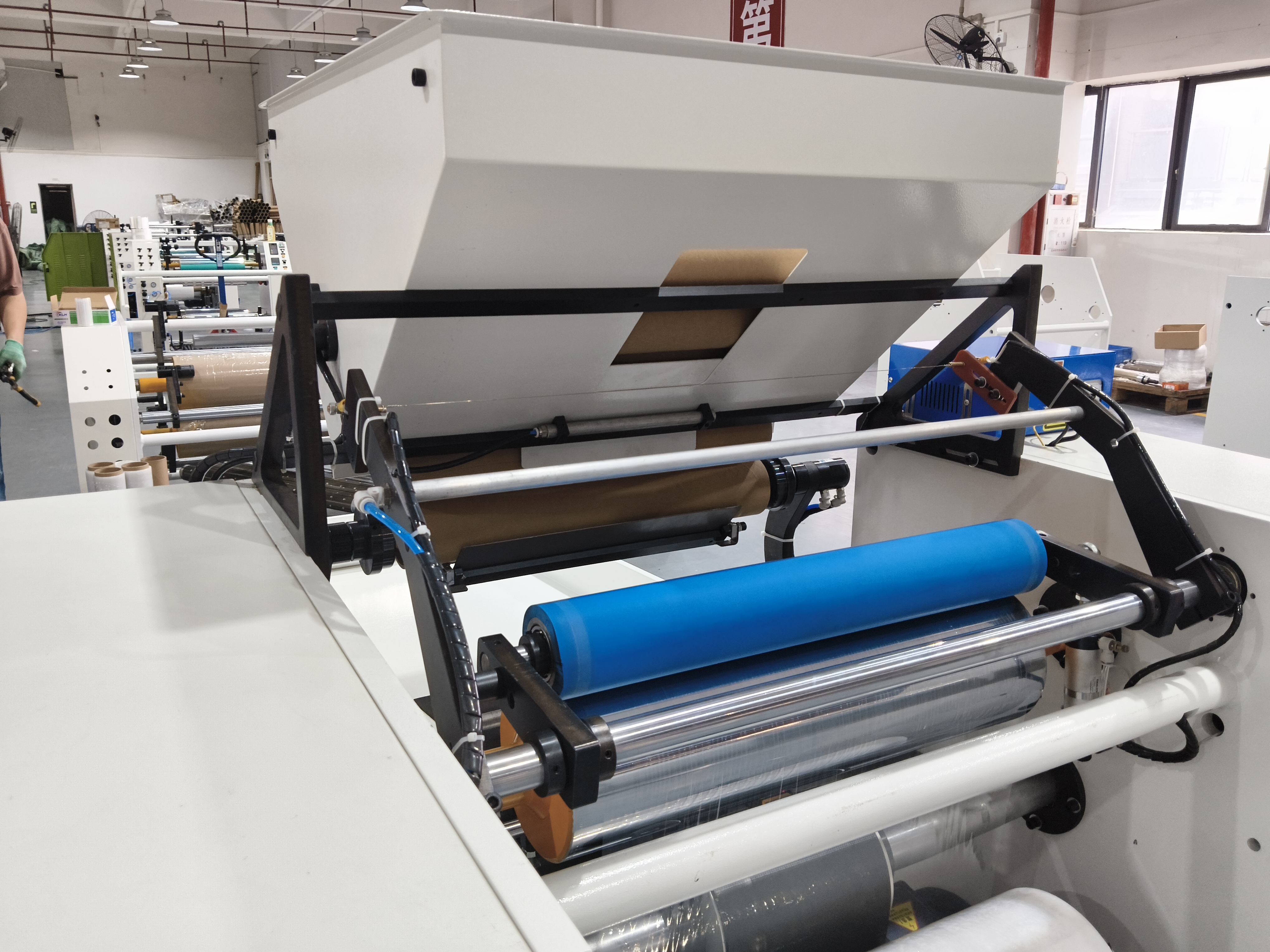 Fully automatic coreless rewinding machine